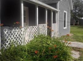 A little Cowboy Cabin right by the Badlands!, pet-friendly hotel in Kadoka
