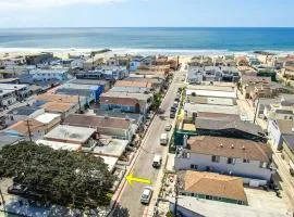 Three Bedroom Three Bath Home w Patio 1 block from beach
