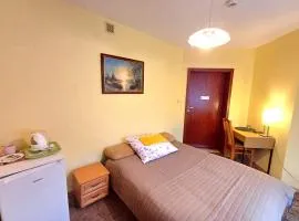 ŁÓDZKI DOM TURYSTYCZNY ŁÓDŹ Helenówek-Pokoje z łazienkami-FVAT