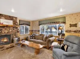 Big Bear Happy Place~ Hot Tub~ Games~ Walk to Village~