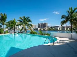 3BR Luxury Oceanfront Apt w Pool, Gym & Views