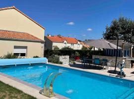 Charmant T1 privé avec vue et accès piscine, cheap hotel in Basse-Goulaine