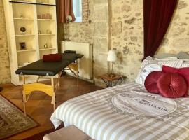 Cozy flat in castle near Fontainebleau - 10 min, cheap hotel in Fleury-en-Bière