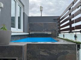 Charming 3-Bed Retreat with Small Pool, departamento en San Julián