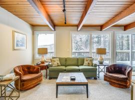 Cozy Vermont Escape with Deck, Near Skiing!, hotel med parkering i Townshend