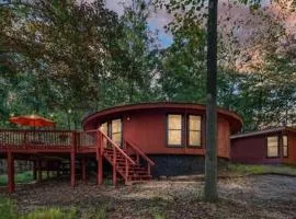 Woodland cabin w hot tub & fire pit