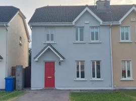3 bed semi-detached house in a quite estate, vacation home in Bruff