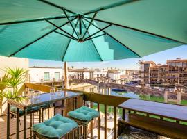 Waterfront Long Beach Condo with Pool Access!, hotel u gradu Long Bič