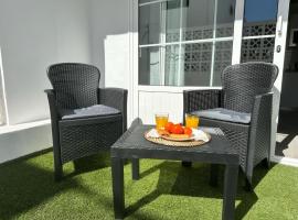 Luxury Suite Salitre Puerto Carmen Beach, hotel en Los Pocillos