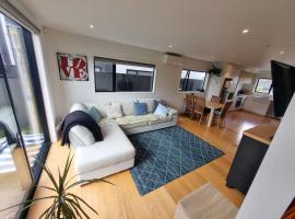 Family Friendly Nest Out West, villa in Auckland