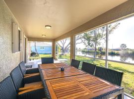 Canal-Front Cape Coral Home with Fire Pit, By Beach!, קוטג' בMatlacha