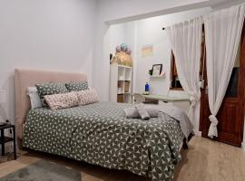 habitacion con baño compartido en casa con familia, homestay in Santa Cruz de la Palma