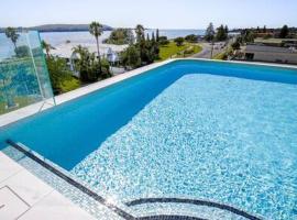 Oceanside Apartment with Bay Views, hotell sihtkohas Batemans Bay