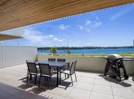 Stunning 3-Bed Unit with Bayside Views
