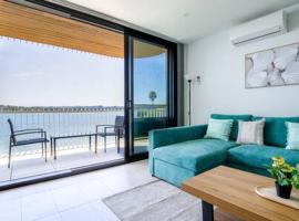 Stunning 1-Bed Bayside Apartment with Superb Views, hótel í Batemans Bay