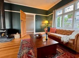 Renovated Cottage Near Cataract Gorge Launceston, hotel com spa em Royal Park