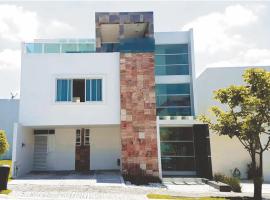 Casa Grande, C&oacute;moda y con Seguridad - Excelente Ubicaci&oacute;n, casa de campo em Puebla