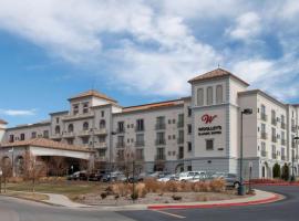 Woolley's Classic Suites Denver Airport، فندق في آرورا