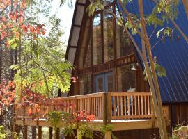 Cabin Coco - May sale dates! Luxe A Frame with projector screen, arcade and swim spa, hotel in Sevierville