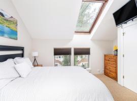 South facing condo close to ski access, groceries, shops and restaurants, Hotel in Telluride