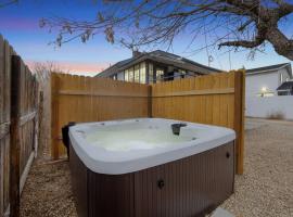 Hot Tub Haven+Pet+Laundry+ .4 to USU Eastern, apartment in Price