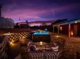 Luxury Joshua Tree Retreat w/ Hot Tub, BBQ & Games