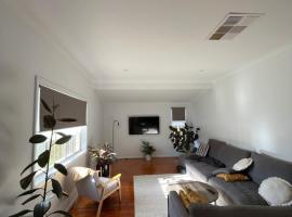 North Central Spacious Charmer - Walk to GV Health, vacation home in Shepparton