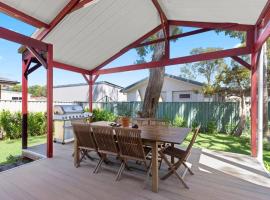 Family house with pool table, outdoor patio and BBQ, hotel em Summerland Point