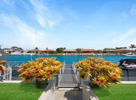 Spacious Holiday Unit on Canal at Banksia Beach, hotell i Banksia Beach