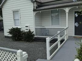 Wharf Road Cottage, holiday home in Coromandel Town