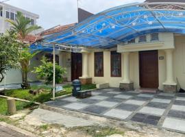 OYO 93641 Udayana Guesthouse Syariah, Sentul, Bogor, hótel á þessu svæði