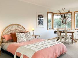 Stylish, Sunlit and Close to Airport & Hobart CBD, hotel in Lindisfarne