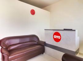 OYO Flagship Relax Inn, מלון בPedda Ambarpet