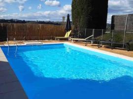 Villa*Piscine*Proche Sarlat, hotel i Proissans