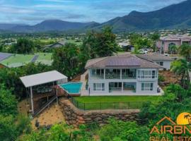 Mount Sheridan home with Breath taking views, cabaña o casa de campo en Cairns