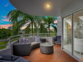 The heart of Cairns City with panoramic views, hotel di Cairns