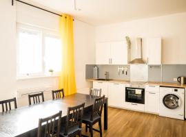 Three Bedroom plus big kitchen plus SelfCheckIn plus Street Parking – hotel w pobliżu miejsca Hala widowiskowa Velodrom Berlin w Berlinie