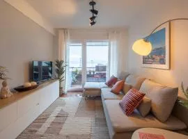 Elegantes colores en el puerto by CABANA Rentals