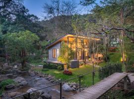 The Lai Tiny House - Villa at Mae Kampong, hotel com jacuzzi em Chiang Mai