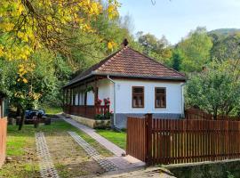 Hutai Meseház, hotel u gradu 'Háromhuta'