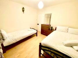 Spacious Two Bedroom house on Ground Floor in Ealing London – hotel w mieście Ealing