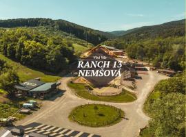 Ranch 13 - Western a kone, hotel en Nemšová