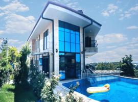 Villa15 Lodge, Five-Star Stay 5BD 5-5BA Beach Access Villa with Pool , Gym, Sauna, Alfresco Dining & Garden, landsted i Manavgat