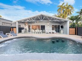 A Sumptuous Poolside Family Oasis at Gardens Villa, hotel in Stuart Park