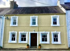 Simple Luxury in Brecon Beacons Village House, hotel u gradu Llandovery