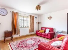 Inviting 2-Bed Apartment in Hounslow