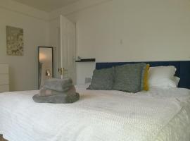 Mulberry House Excellent central location Courtyard garden 3 Bedrooms sleeps up to 6 Parking, hotell sihtkohas Exeter