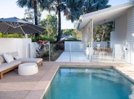 Cove House - Coastal Convenience by the Pool, hotel in Palm Cove