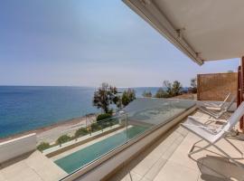 Villa Marelia - Seafront villa with infinity pool, hotel in Megas Yialos-Nites