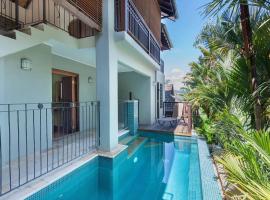 Coco Villa - Central Mediterranean-style Pool Oasis, feriehus i Port Douglas